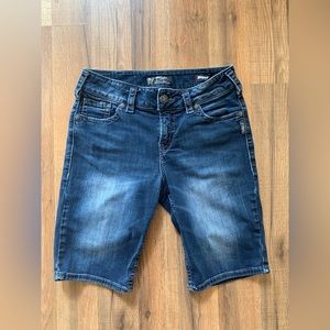 Silver jeans Co Suki Mid Bermuda Shorts, dark blue super stretch. Sz W30/L 11.